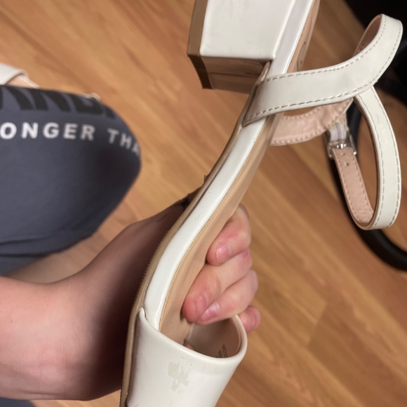 White kids slightly used heels - Picture 6 of 8